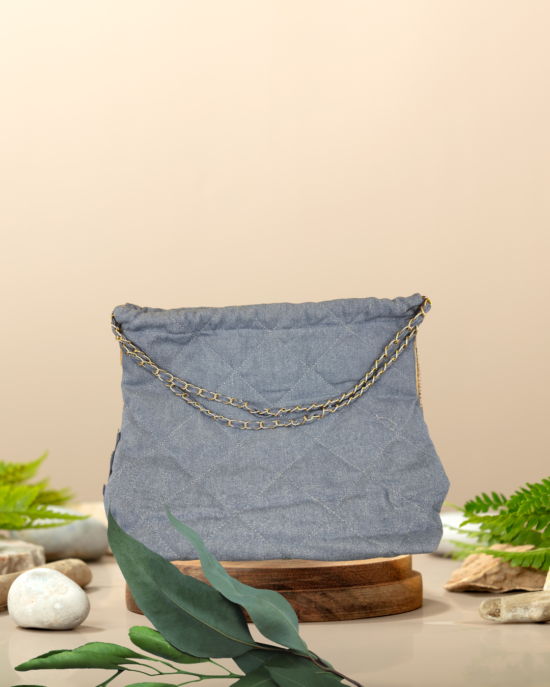 Spijkertas( Shopper) met gestikt motief en ketting