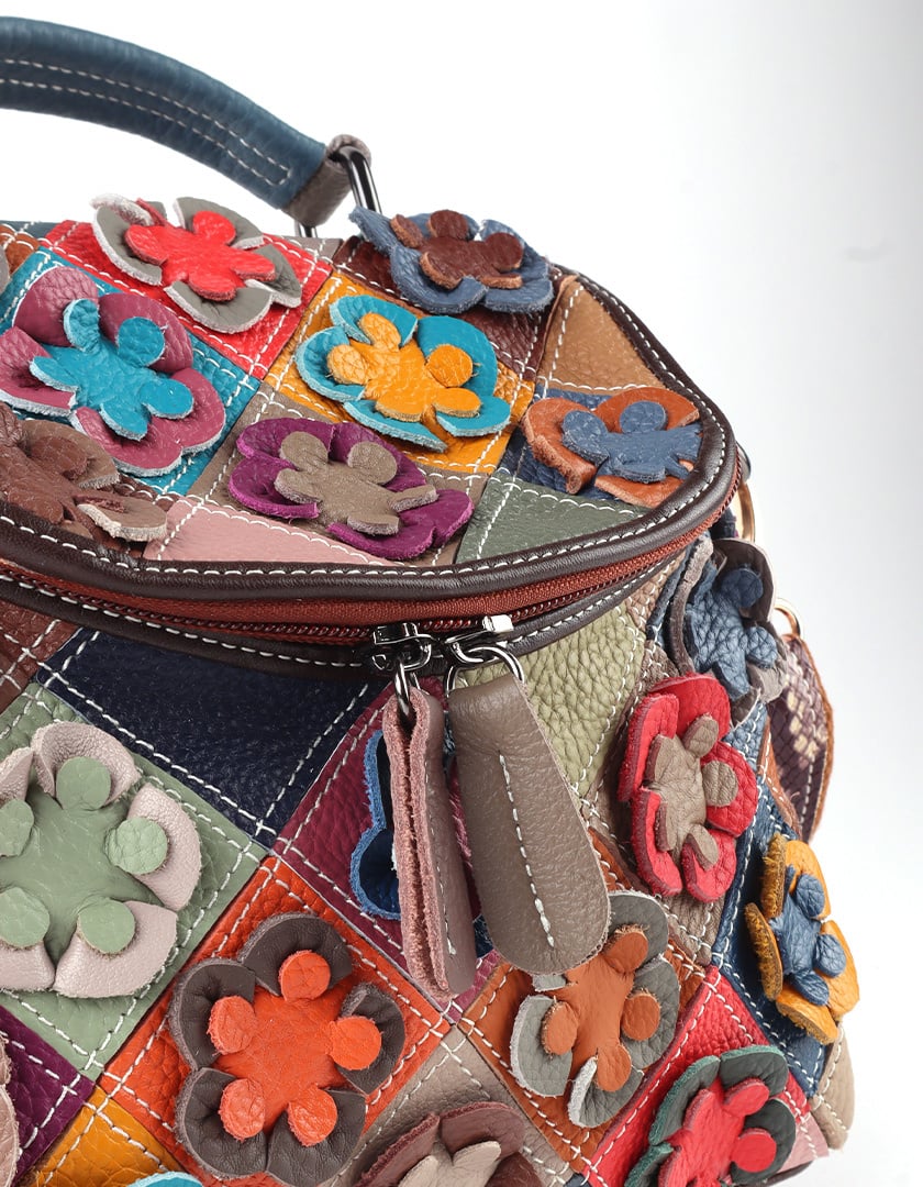 Lederen bloemetjes handtasje met een ronde rits aan de voorkant voor het hoofdvak.