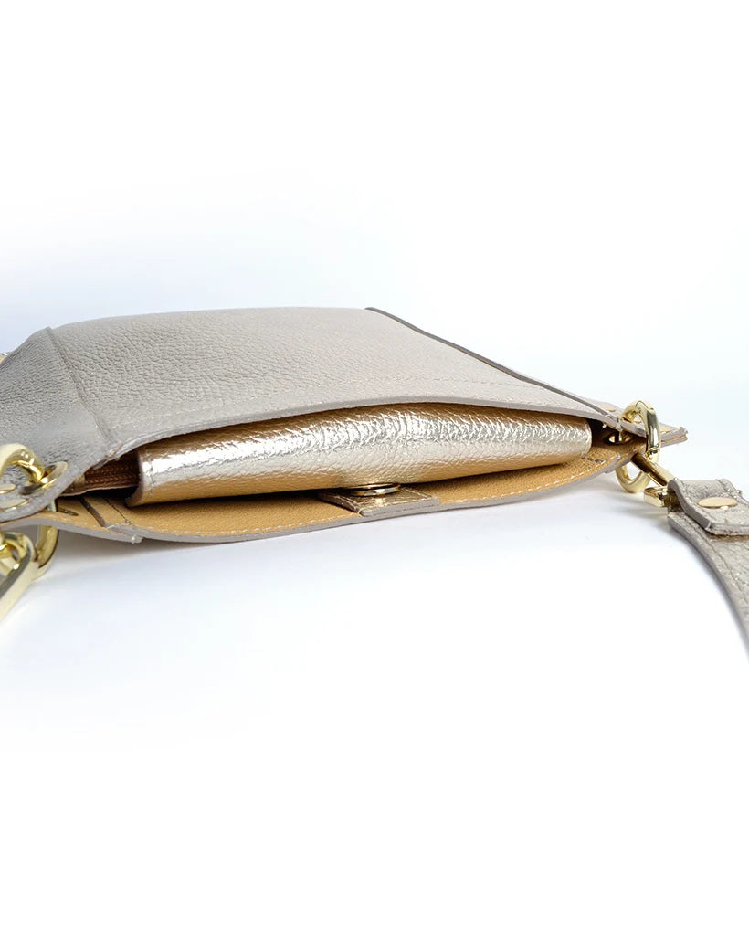 Lederen schoudertas met studs.