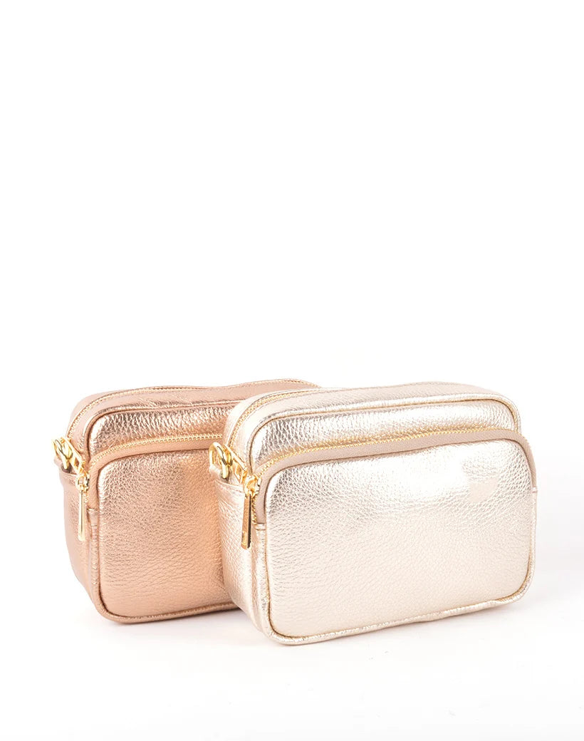 Metallic lederen schoudertas met een ritssluiting.