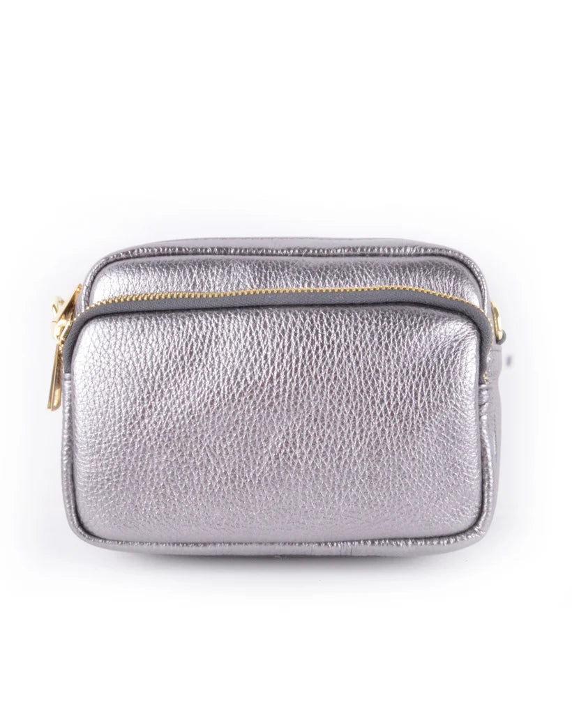 Metallic lederen schoudertas met een ritssluiting.